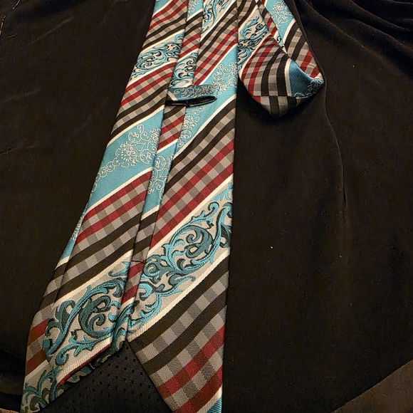 Viviz Forancci Hankerchief Neck Tie. - Picture 3 of 3